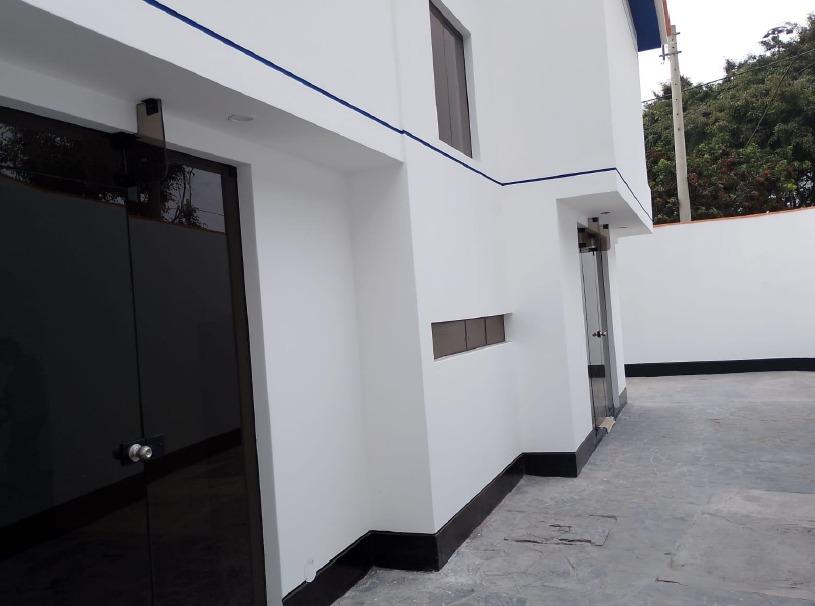 Casa de 5 dormitorios y 3 baños ubicado en San Borja Casa de 5 dormitorios y 3 baños ubicado en San Borja