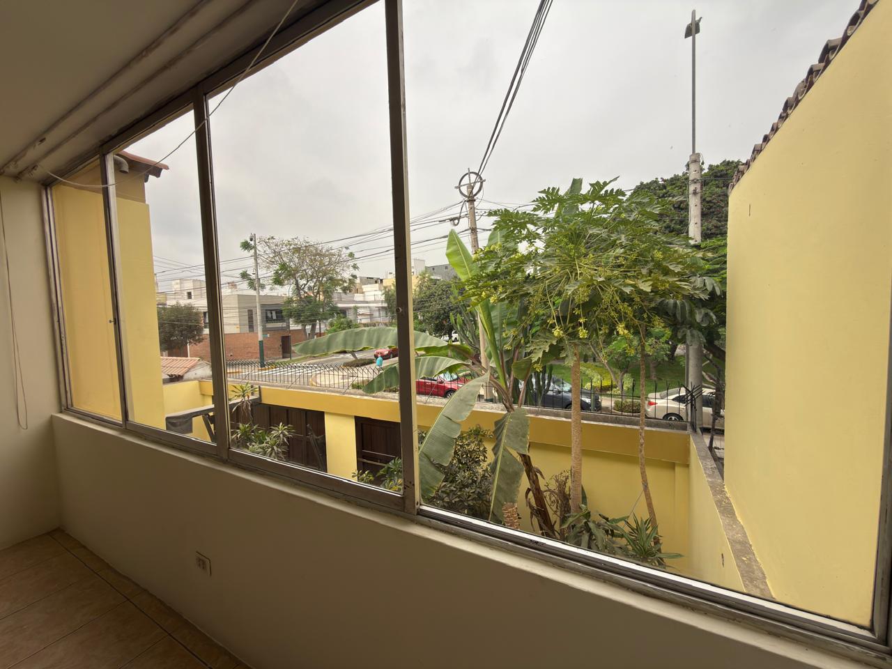 Casa de 4 dormitorios y 3 baños ubicado en San Borja Casa de 4 dormitorios y 3 baños ubicado en San Borja