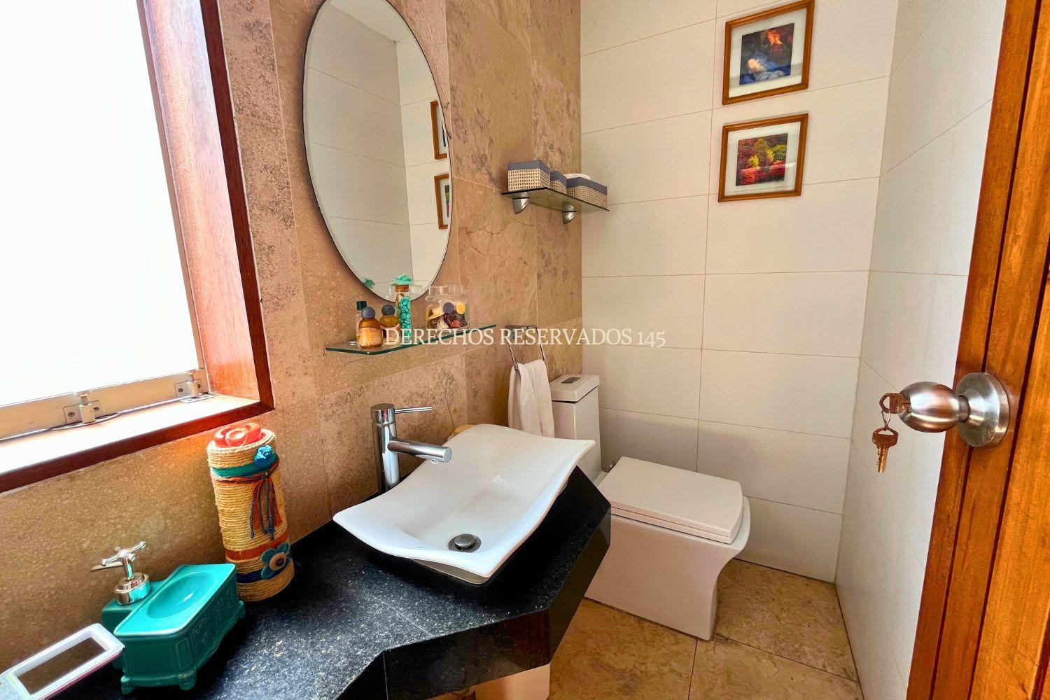 Casa de 4 dormitorios y 4 baños ubicado en San Isidro Casa de 4 dormitorios y 4 baños ubicado en San Isidro